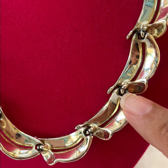 Elegant Gold-Toned Necklace - Picture 6 of 8